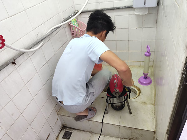 东郊镇管道堵塞冒臭气 专业师傅现场解决问题