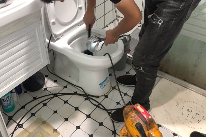 东郊镇马桶堵塞自己疏通还是找师傅？专业上门服务让你省时更省心
